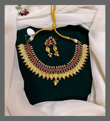 Small Lakshmi inside Kashu Malla Necklace in Nakshi - NN00201