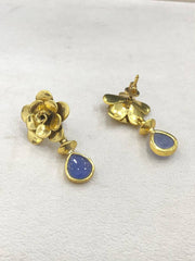 Flower Hugging Earring in Kundan - NE00511