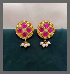 Beautiful Flower Stud in Kundan - KE00350
