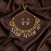 Small Necklace in Leaf Pattern With Pearls -NN00927