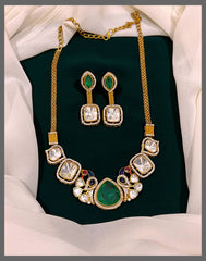 Beautiful Peacock With White Stones In Victorian - VH0092