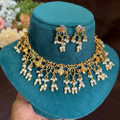 Small Necklace in Leaf Pattern With Pearls -NN00927