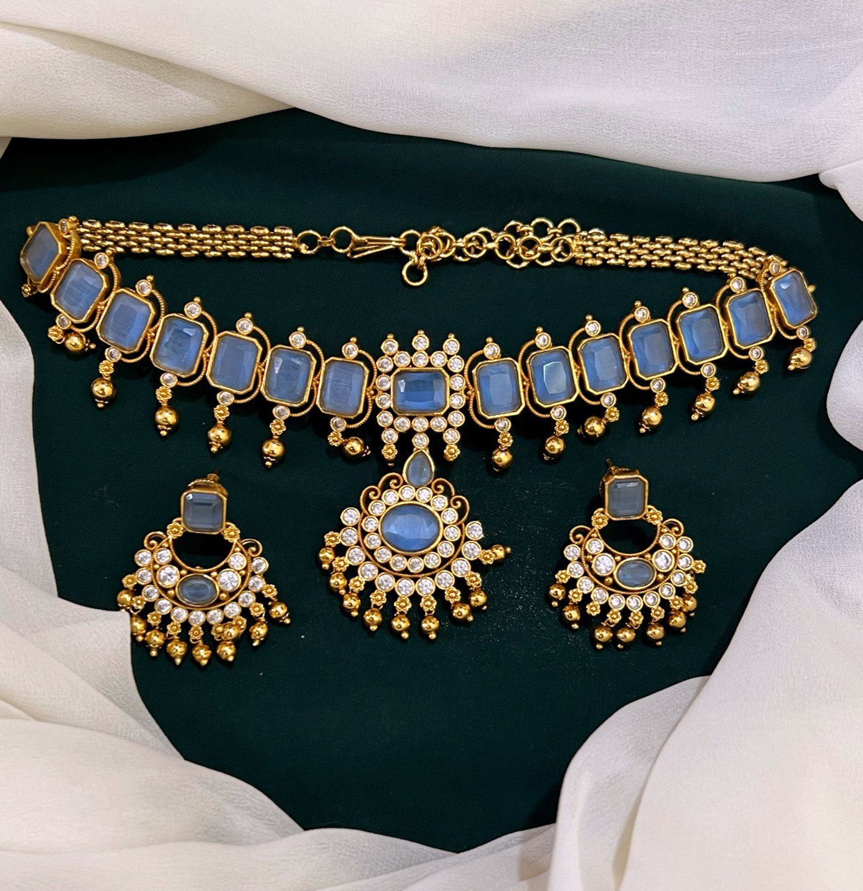 Antique Beautiful Blue Necklace in Nakshi - NN00516