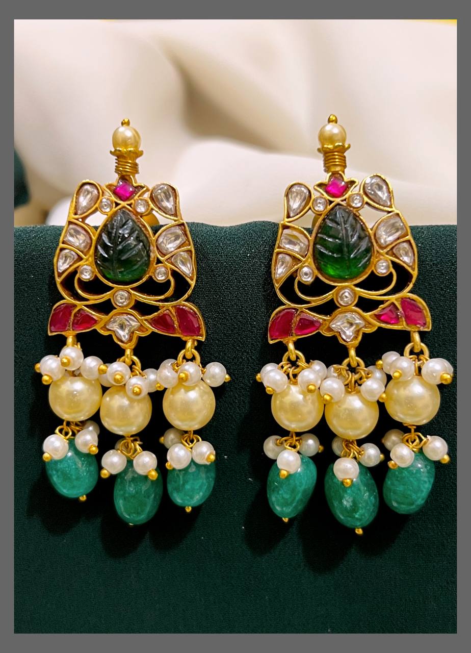 Beautiful Antique Earring in Kundan - KE00391