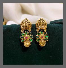 Heart Shape Earring in Kundan - KE00404
