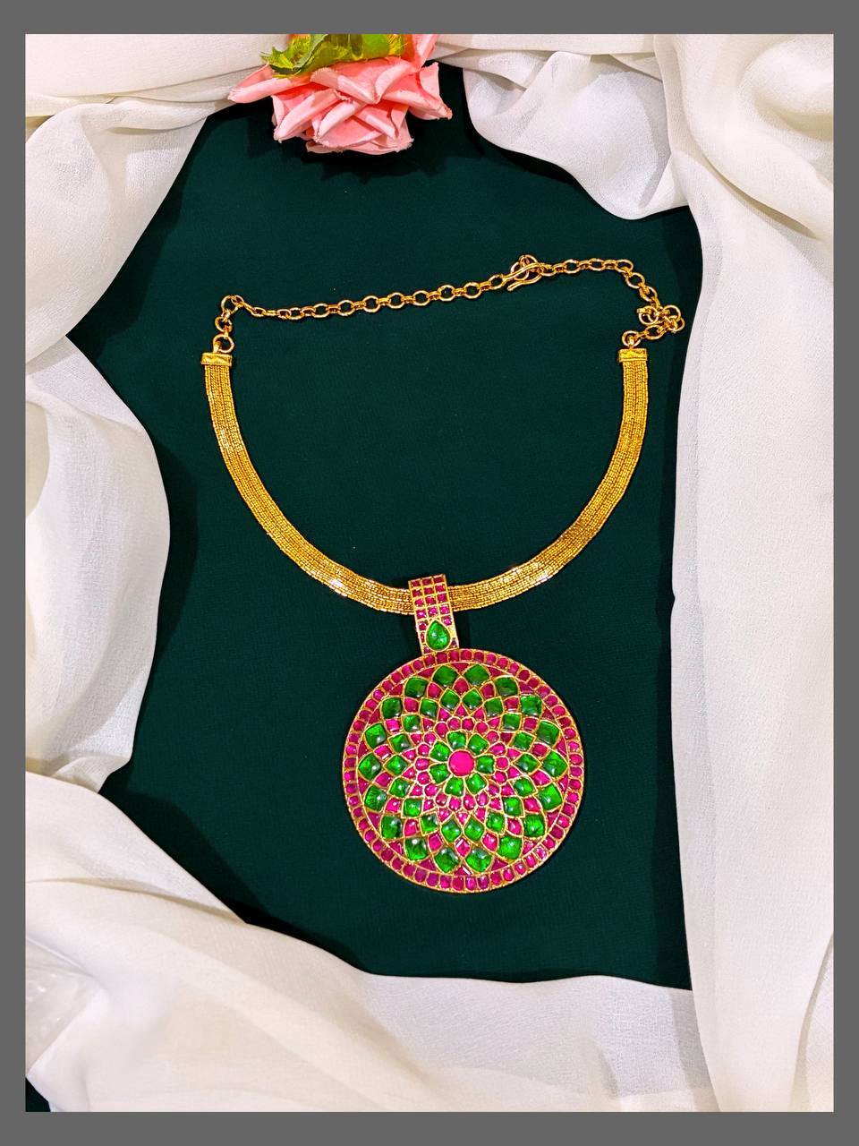 Jadau Round Pendatnt With BackHook - KP0043