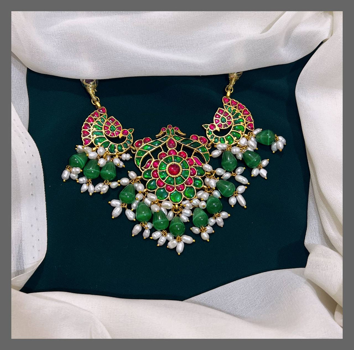 Emerald Choker in Kundan - KN00396