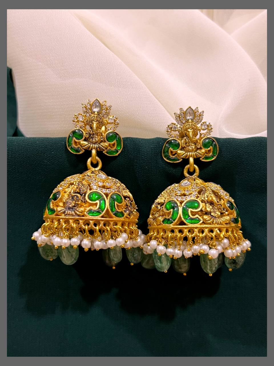 Beautiful Detailed Ganesh with Jhumki in Kundan - KE00442