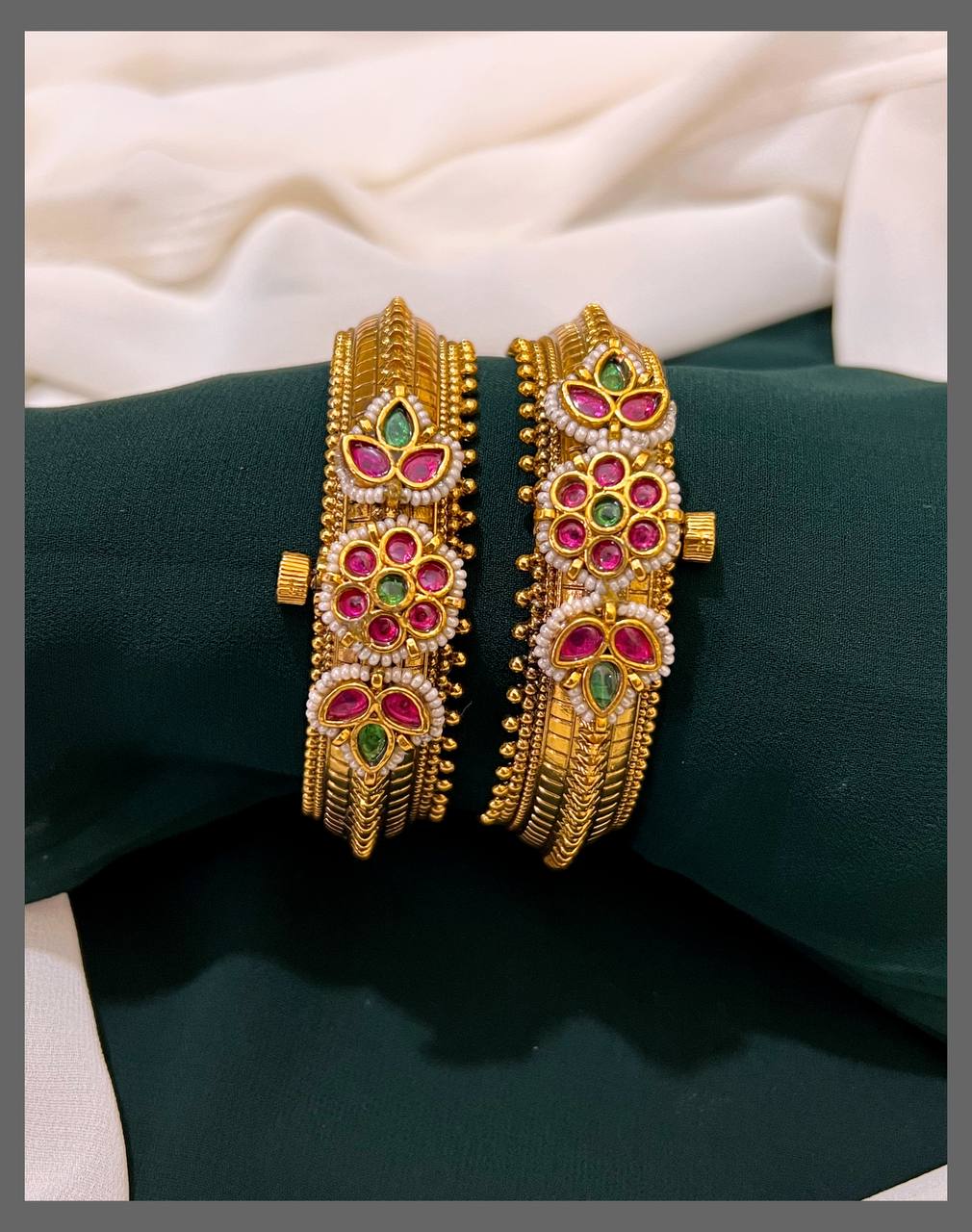 Multi Color Screw Bangles in Kundan - BG00146