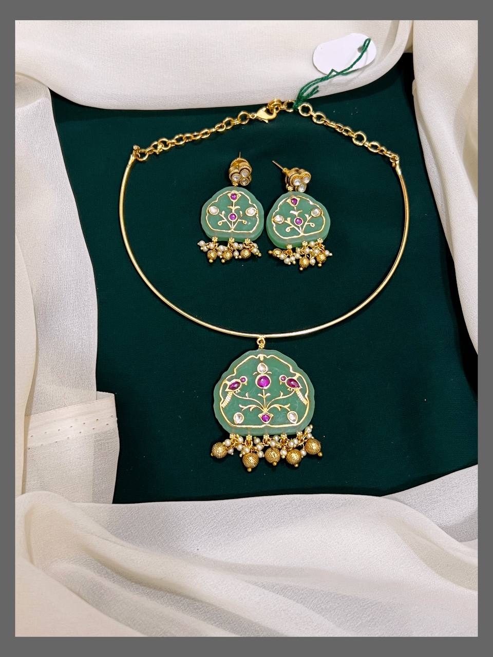Golden hasli with Pendent  in Kundan Necklace - KN00332