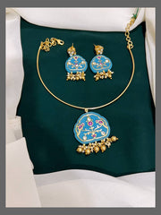 Golden hasli with Pendent  in Kundan Necklace - KN00332