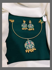 Golden hasli with Pendent  in Kundan Necklace - KN00332