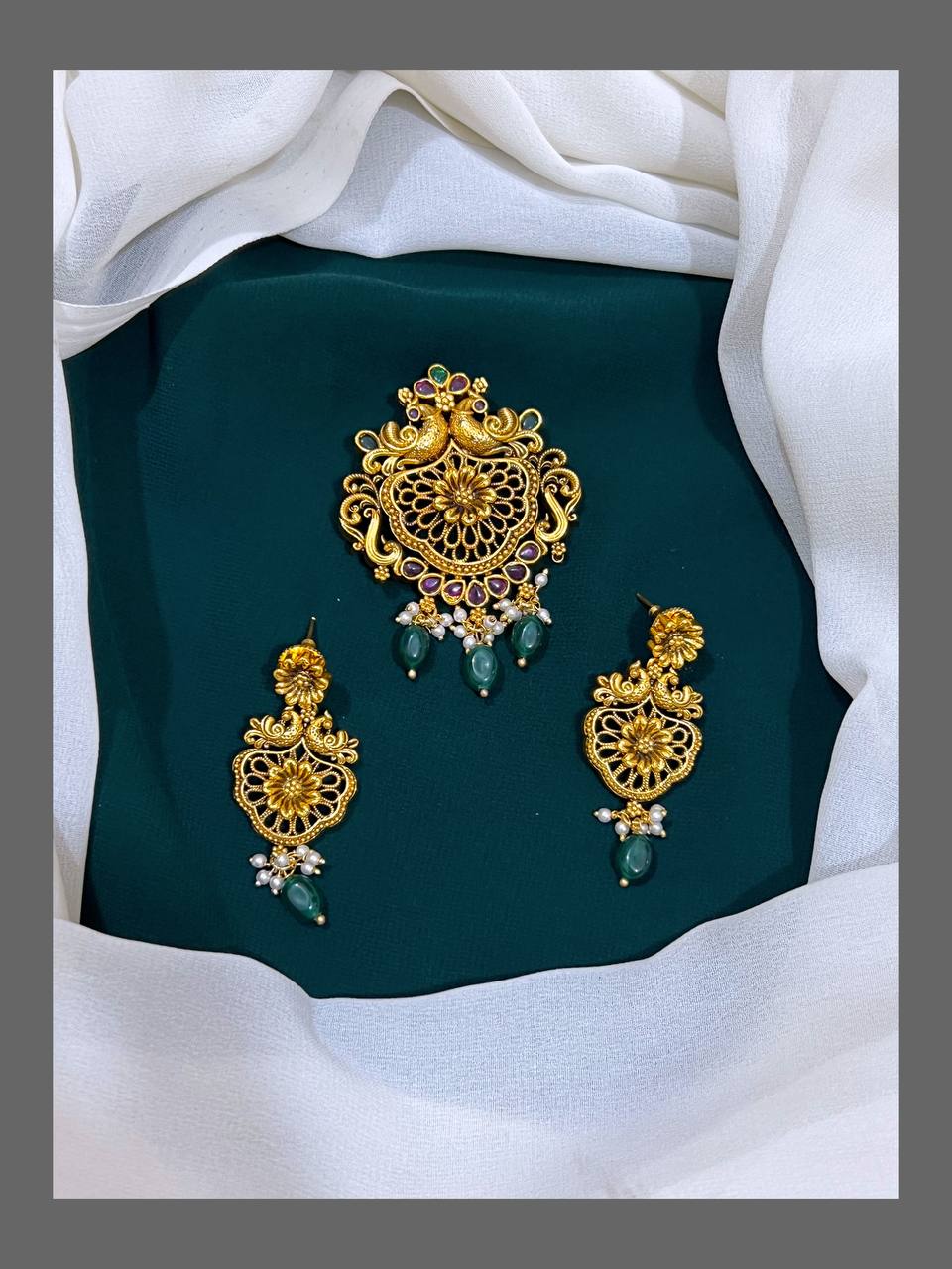 Elegant pendent in Nakshi - NP00139