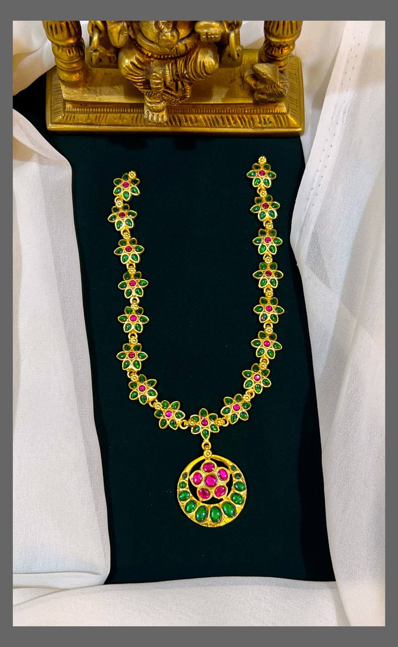 Emerald Necklace with Beautiful Pendent in Kundan - KN00365