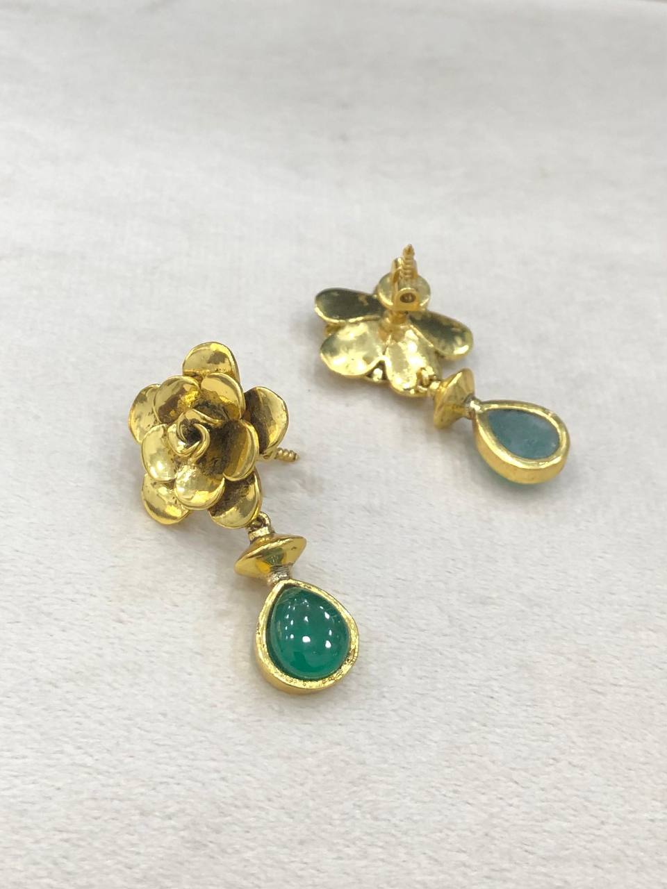 Flower Hugging Earring in Kundan - NE00511