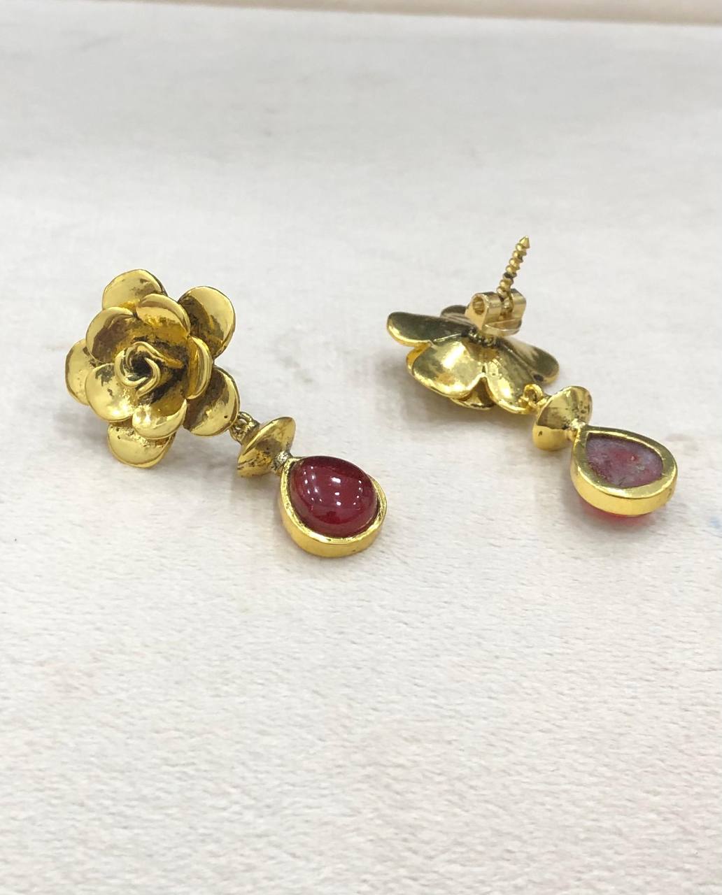 Flower Hugging Earring in Kundan - NE00511