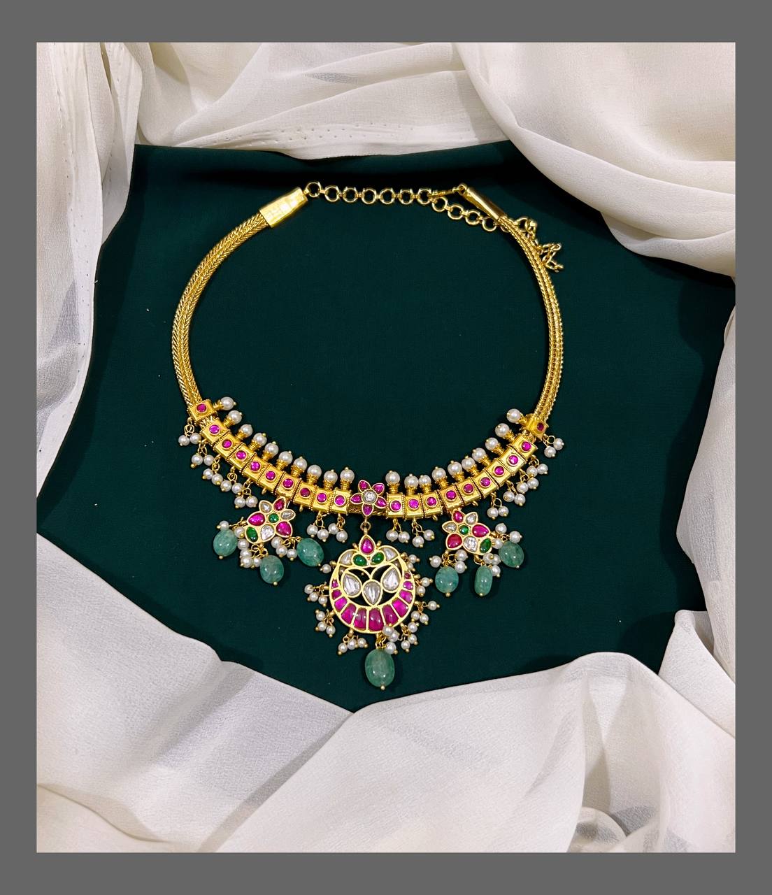 Chand Bali Pendent Necklace in Kundan - KN00382