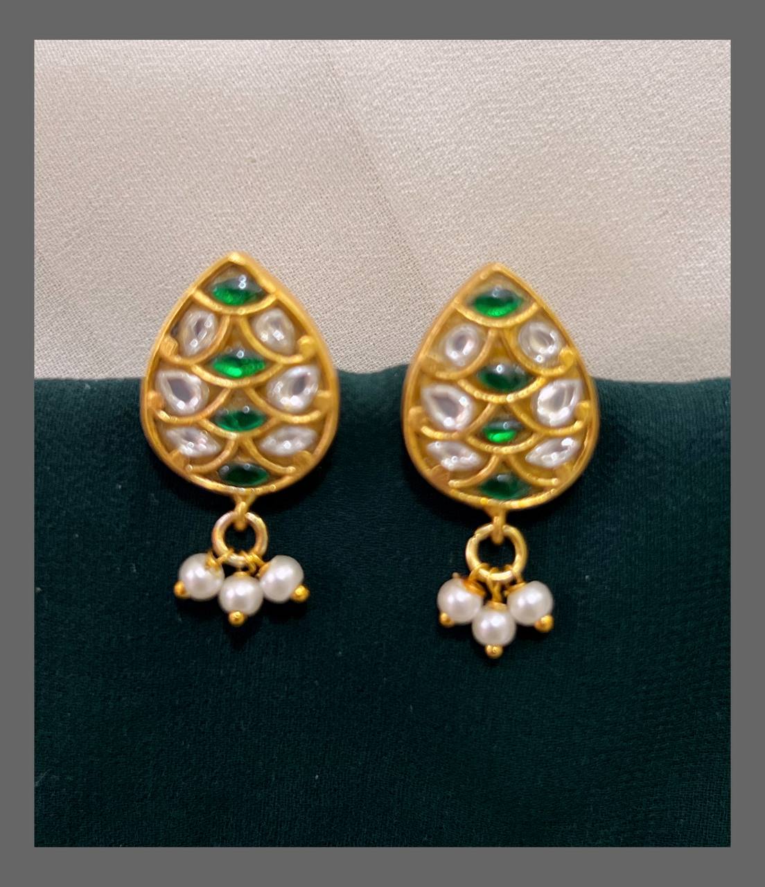 Leaf Pattern in stone  Earring in Kundan - KE00352