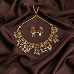 Small Necklace in Leaf Pattern With Pearls -NN00927