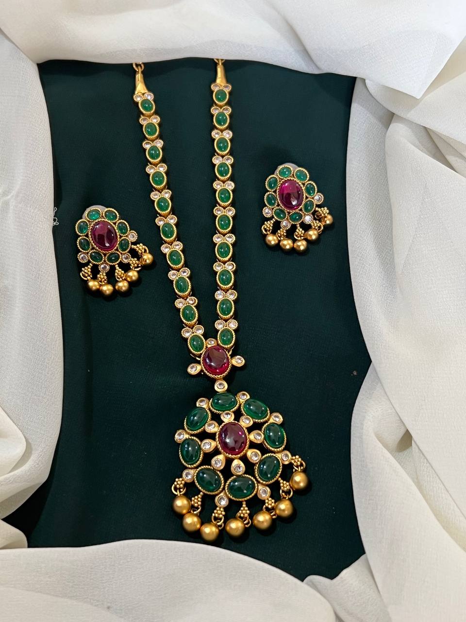 Emerald Flower Necklace in Nakshi - NN00162