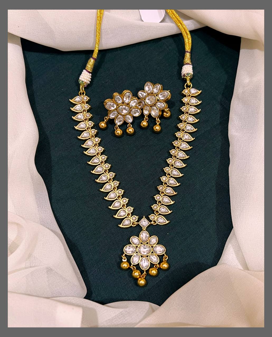 Lady in Rich White Necklace in Kundan - KN00515