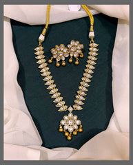 Lady in Rich White Necklace in Kundan - KN00515