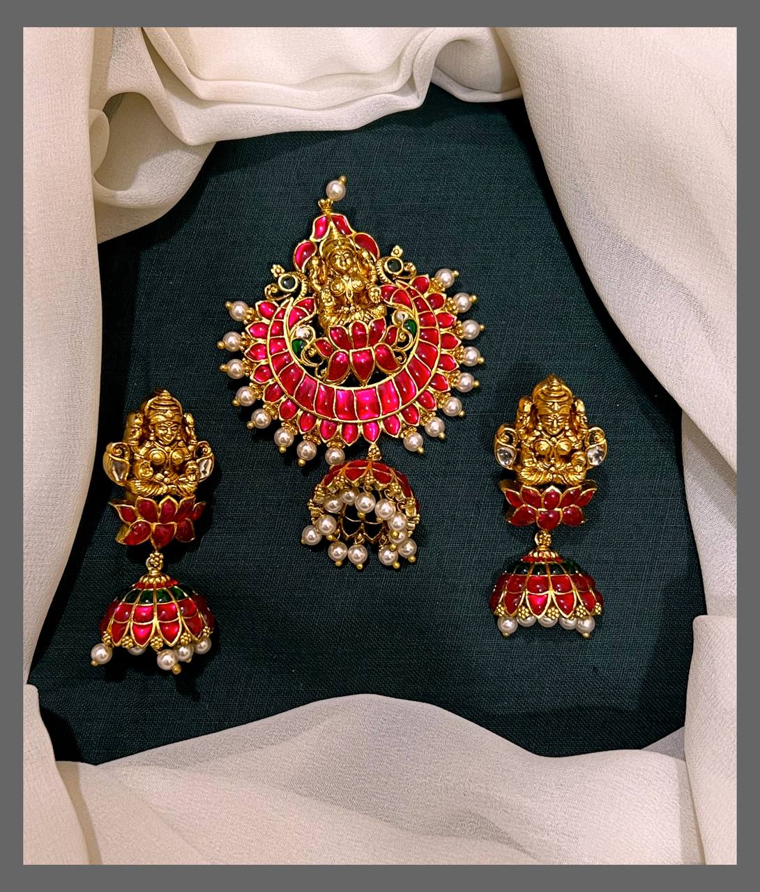 Jadau Lakshmi Pendent with Earring in Kundan - KP00177