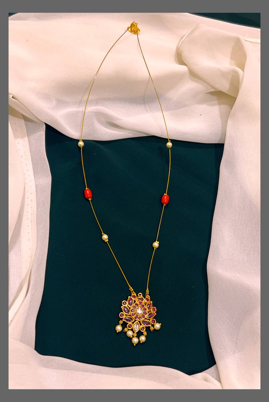 Kempu Invisible Coral With Pearl Chian - NN00282