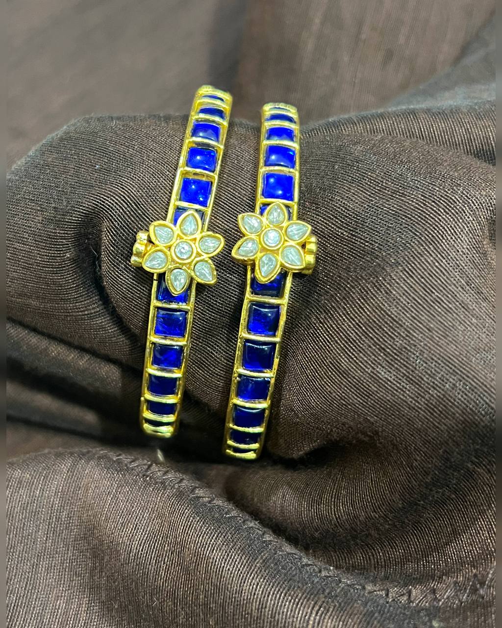 Jadau Screw Openable Single Line Bangle With Flower - BG00650