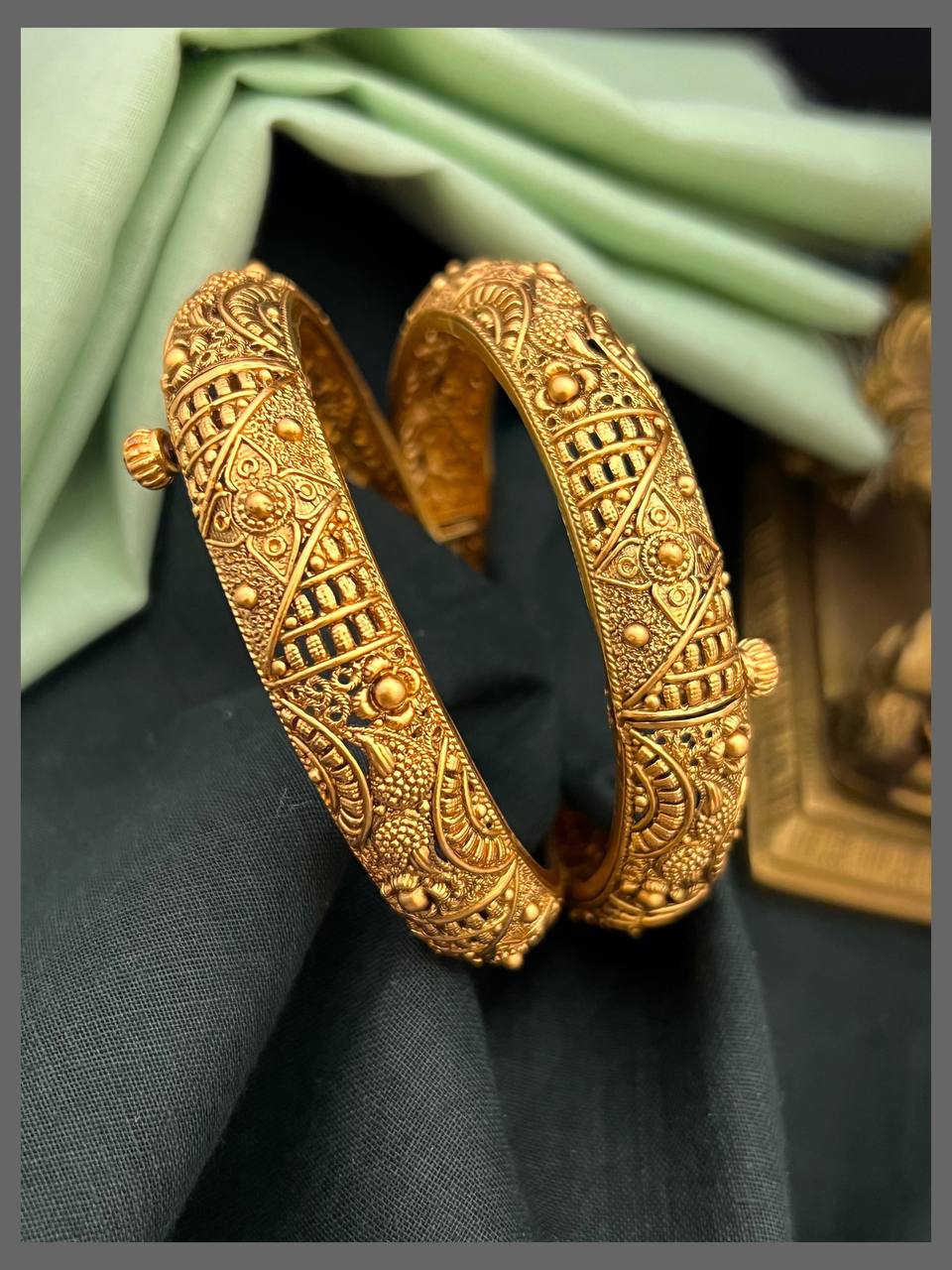 Antique Bangles in Kundan - BG00534