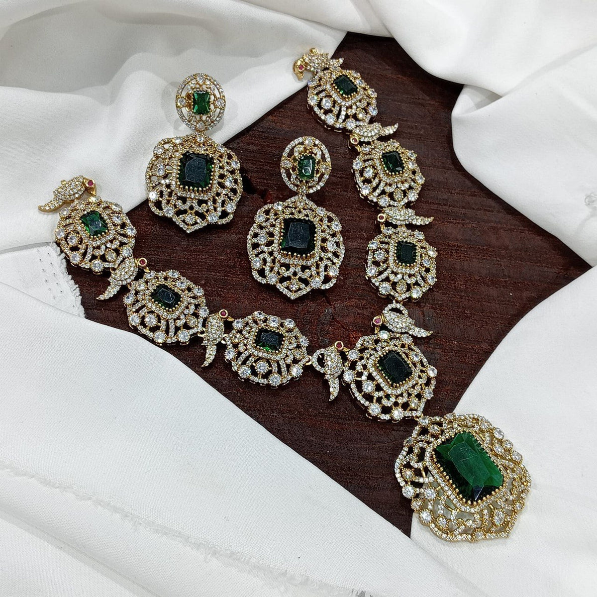 Elegant Emerald Victorian Necklace and Earring - VN0066