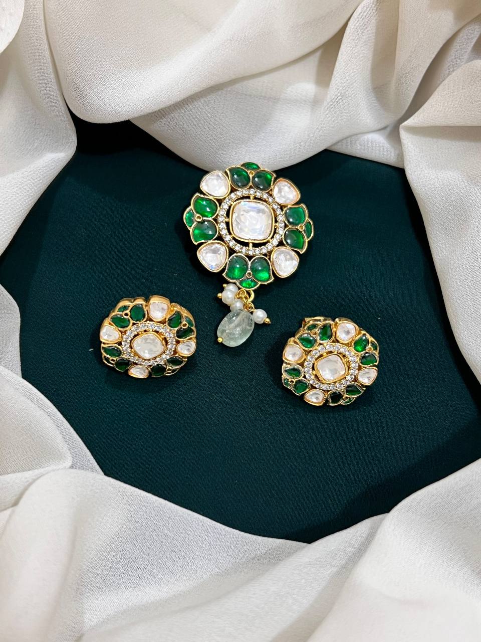 Emerald Flower pendent with Earring in Kundan - KP0072