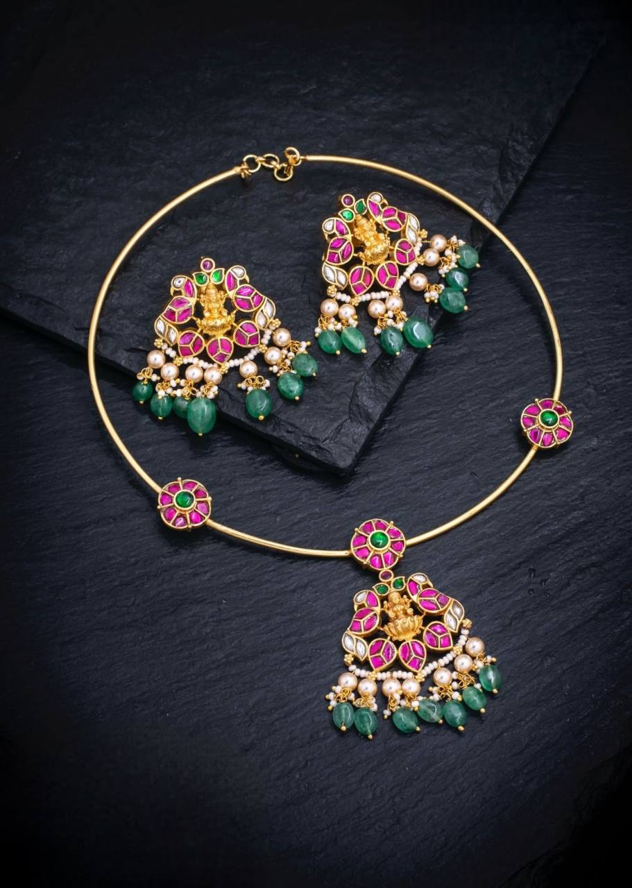Hasli With Peacock Pendent Necklace in Kundan - KN00317