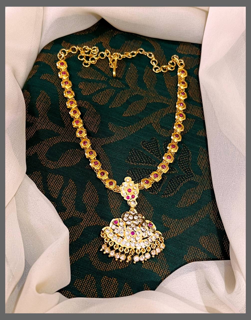 Vintage Collection Red Stone Round Necklace In Nakshi - NN00338