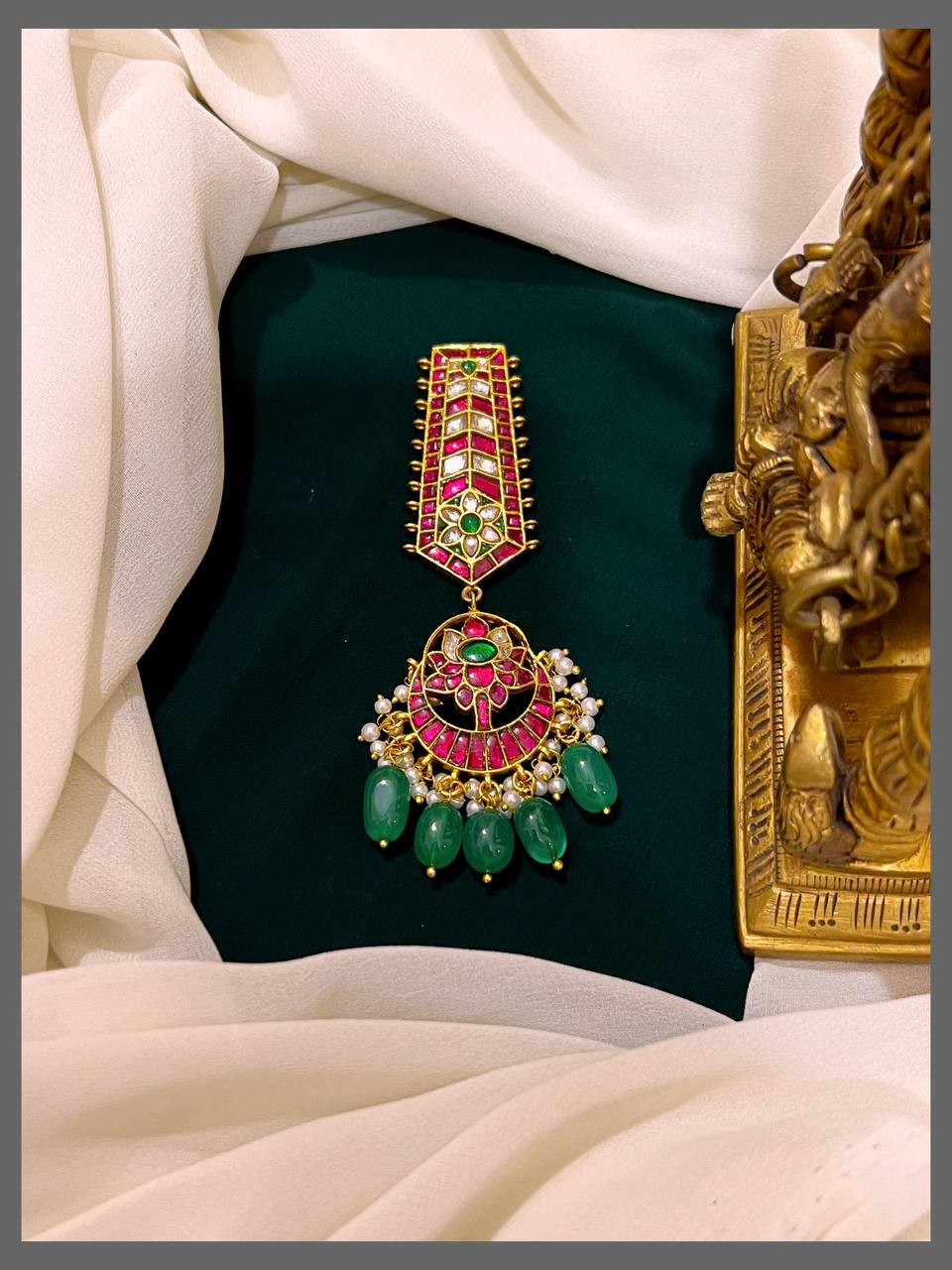 Jadau Kundan Pendent With Emerald Pearls - KP00158