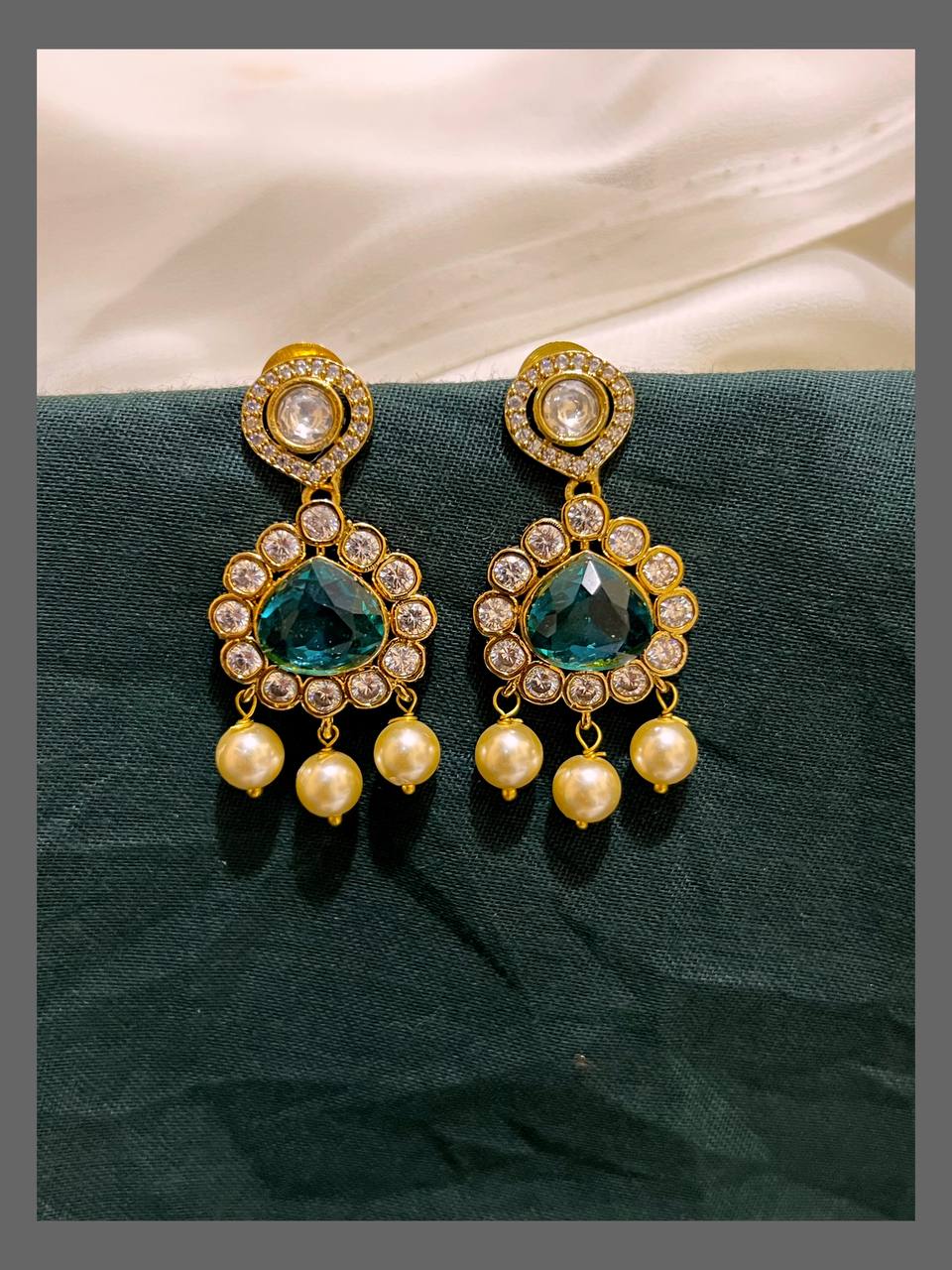 White Stone Hanging With Pearl In Victorian - VE00205