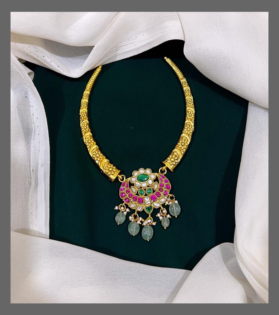 Kante Necklace With Kundan Flower Pendant - KN00555