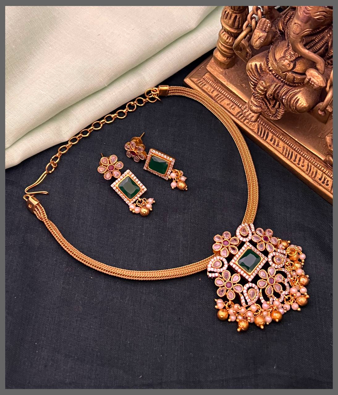 Nanu Chain Necklace With Stone Flower Pendant In Nakshi - NN00821