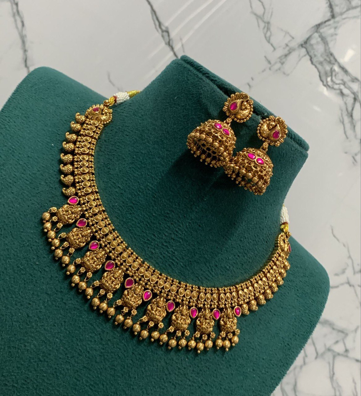 Exquisite Kundan Necklace With a Matching Earring Set - KN00550