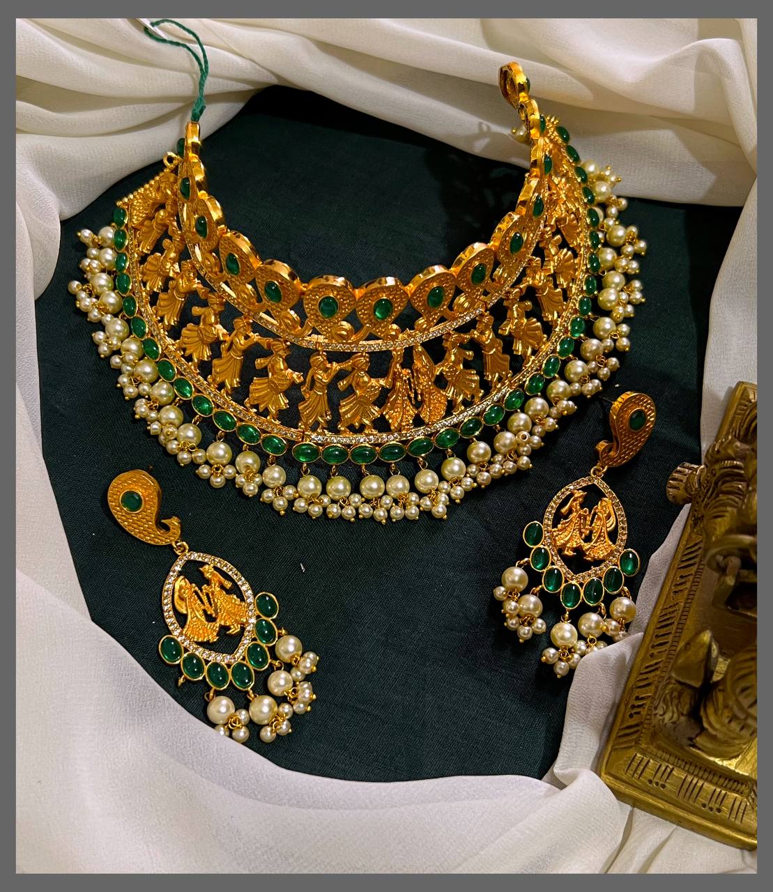 Nakshi Choker Necklace in Emeralds and White Beads with matching Earrings – NN00719