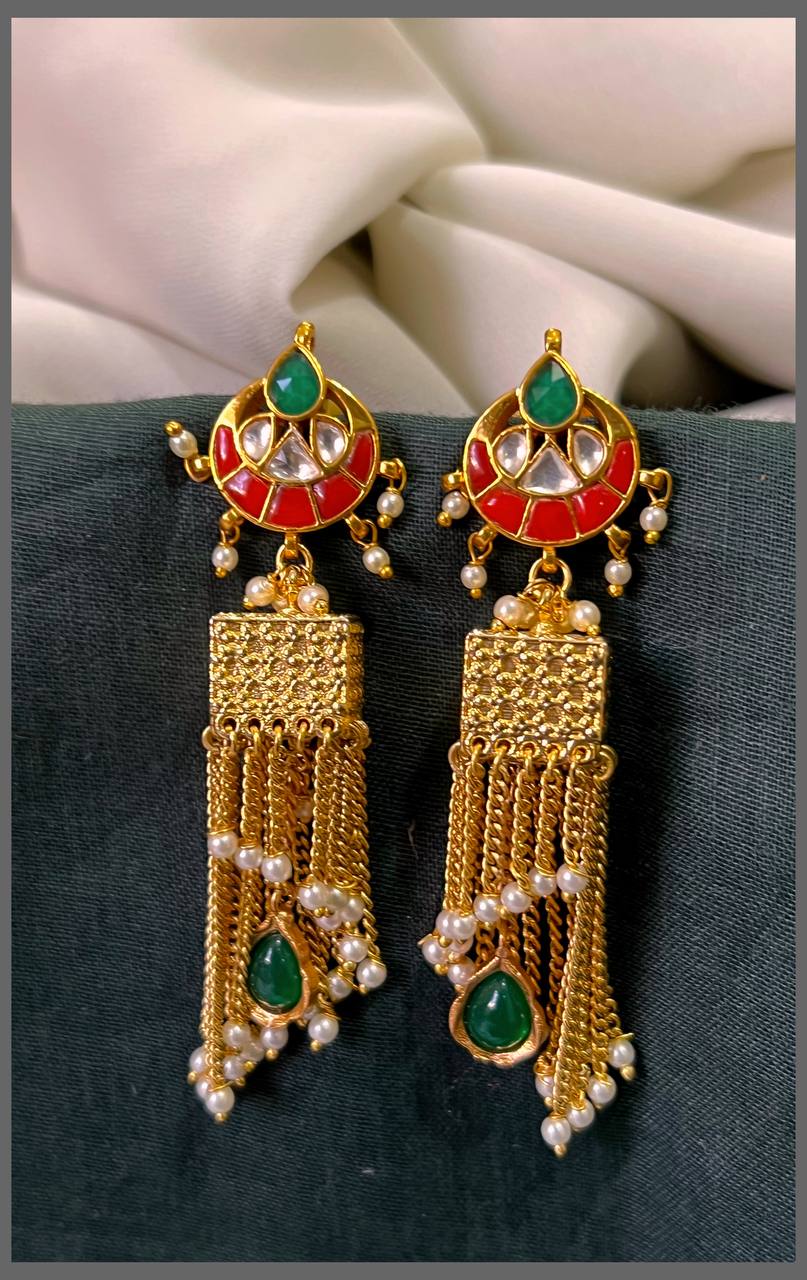 Beautiful Kundan Earrings in White Pearls – KE00530