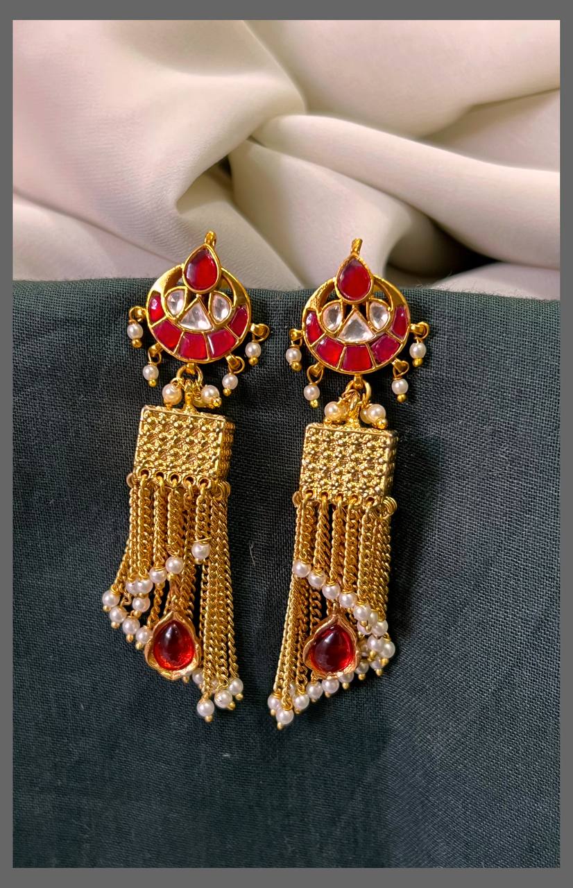 Beautiful Kundan Earrings in White Pearls – KE00530