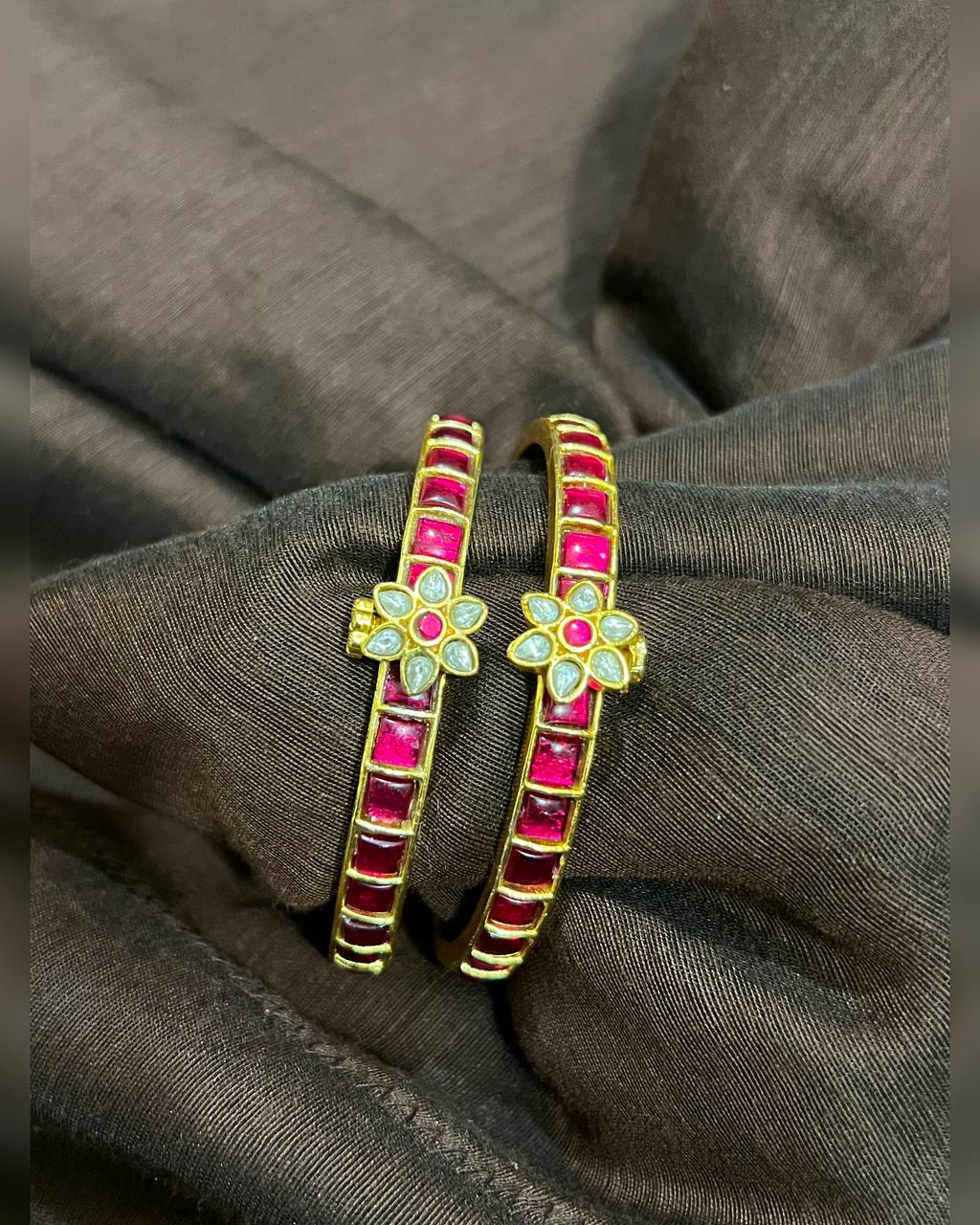 Jadau Screw Openable Single Line Bangle With Flower - BG00650