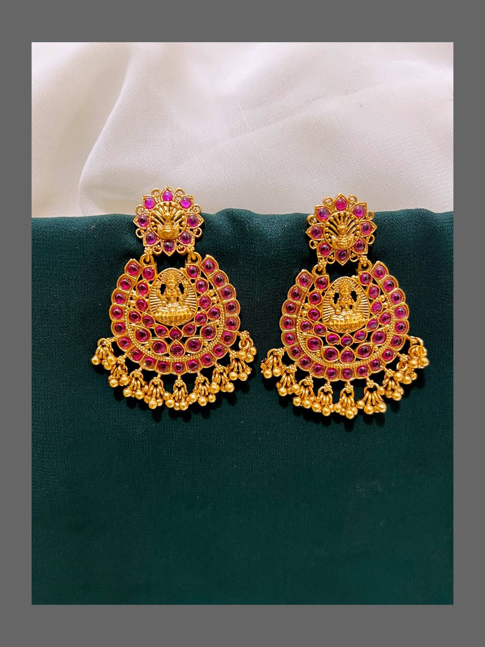 Kempu Lakshmi Hangging In Nakshi - NE00485