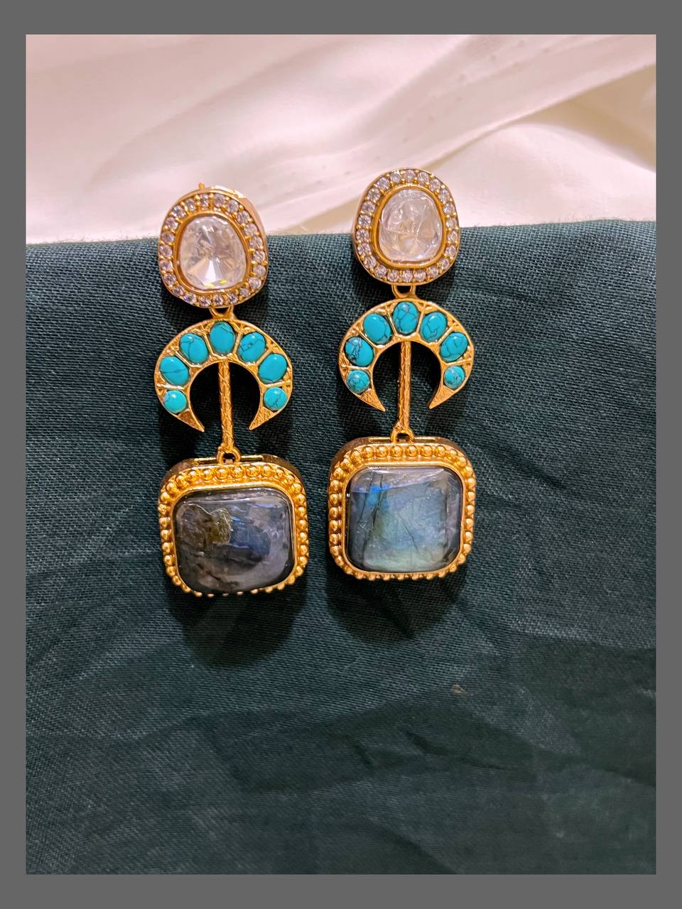 Beautiful White Stone Hanging Earring In Kundan - KE00487