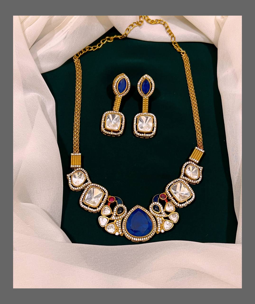 Beautiful Peacock With White Stones In Victorian - VH0092
