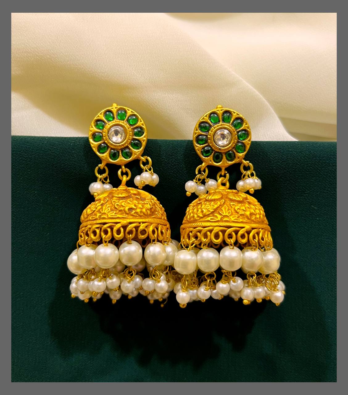 Emerald Flower Jhumki With White Pearls In Kundan - KE00465