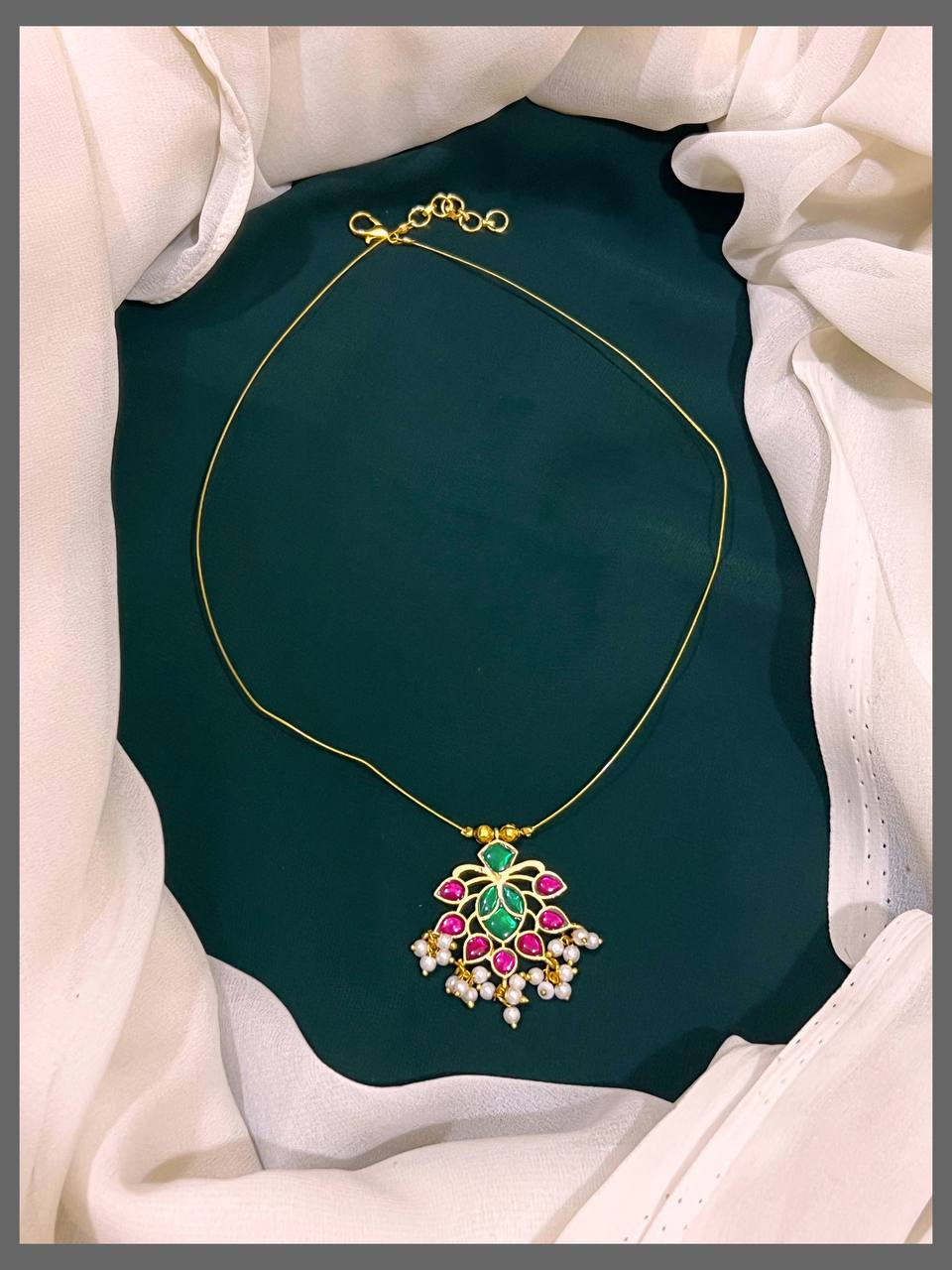 Invisible Chain With Multi Flower Pendent In Kundan - KN00455