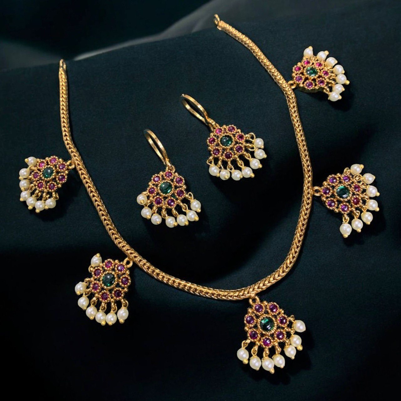 Beautiful Flower Necklace With Pearls - NN00444