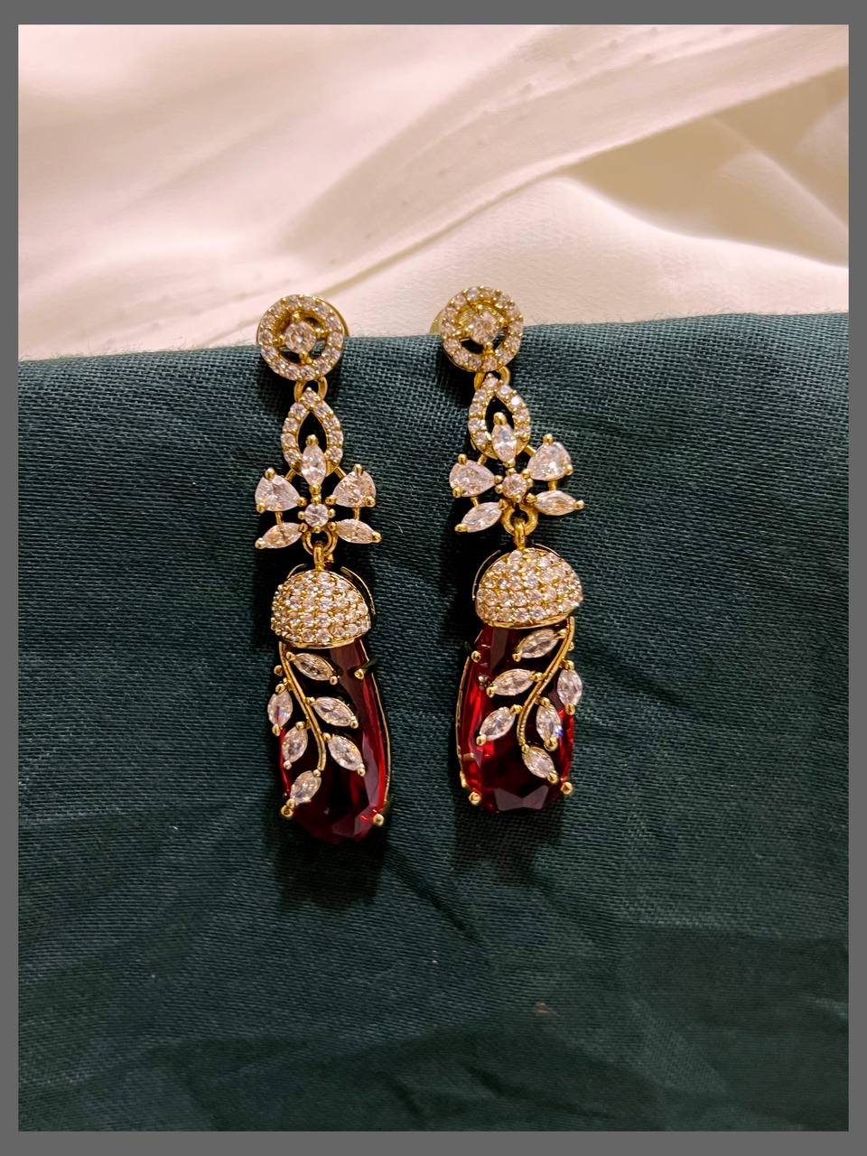 White Stone Flower Hanging In Victorian - VE00196